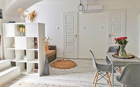 Kalvaria Vendeghaz, Koezvetlenuel A Varfal Mellett.
